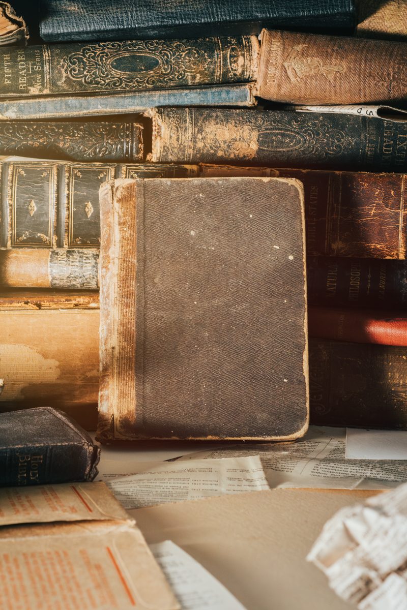 Historische Bücher im Regal